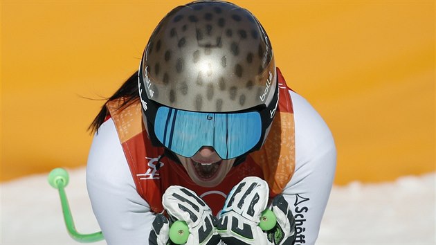 Rakousk lyaka Anna Veithov  po dojezdu olympijskho superobho slalomu.