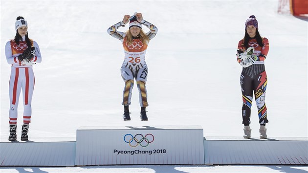 Česká lyžařka Ester Ledecká (uprostřed) na nejvyšším, zlatém stupínku pro vítězku olympijského superobřího slalomu. Vlevo druhá Rakušanka Anna Veithová, vpravo třetí Tina Weiratherová z Lichtejnštejnska.
