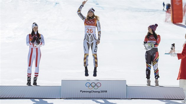 esk lyaka Ester Ledeck (uprosted) na nejvym, zlatm stupnku pro vtzku olympijskho superobho slalomu. Vlevo druh Rakuanka Anna Veithov, vpravo tet Tina Weiratherov z Lichtejntejnska.