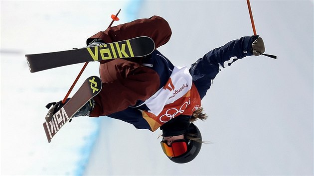 Americk akrobatick lyaka Maddie Bowmanov, kter obhajuje titul ze Soi, uspla   v kvalifikaci na U-ramp i v Pchjongchangu. (19. nora 2018)