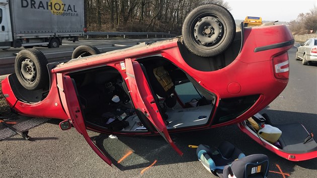 Řidič před nehodou na dálnici popíjel za volantem. (19.2.2018)
