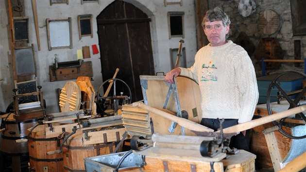 Libor Hajda se může pochlubit unikátní sbírkou starých dřevěných praček a valch.