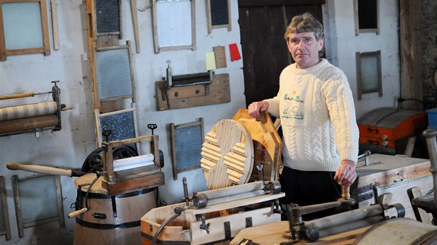 Libor Hajda se může pochlubit unikátní sbírkou starých dřevěných praček a valch.