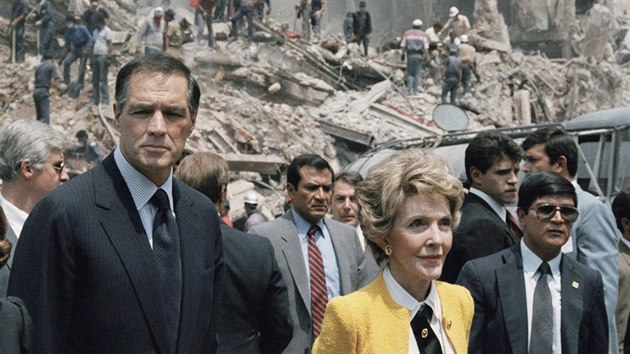 John Gavin jako velvyslanec s první dámou Nancy Reaganovou v Mexiku po zemětřesní