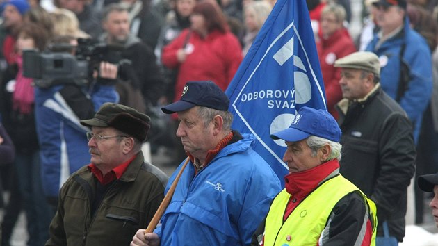 Na ti stovky stávkujících odborá ze státní sféry, protestujících proti...