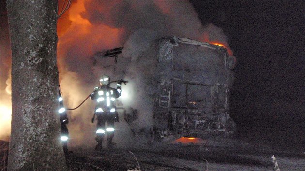 Na Šumpersku shořel autobus na plyn. Cestující a řidič stihli včas vystoupit, událost se obešla bez zranění.