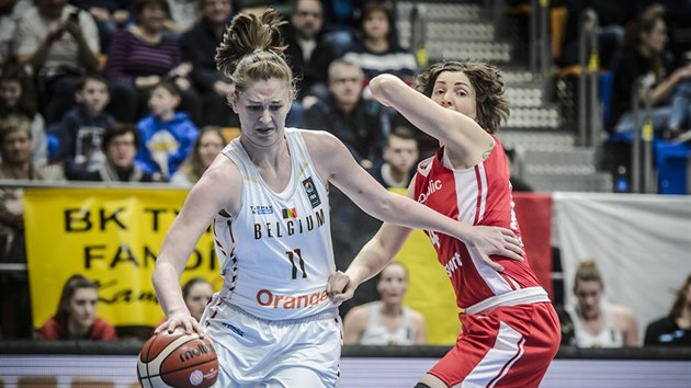 esk basketbalistka Tereza Pecko (vpravo) brn belgickou hvzdu Emmu Meessemanovou.