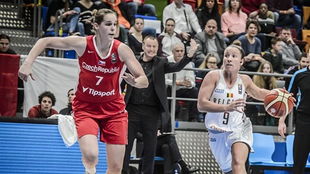 Belgick basketbalistka Marjorie Carprauxov (vpravo) to kolem Aleny Hanuov z eska.