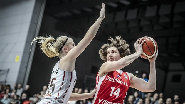 esk basketbalistka Tereza Peckov (vpravo) to pes Julii Vanloovou z Belgie.