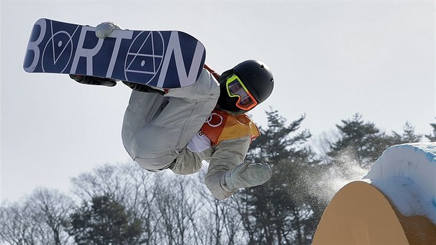 Sedmnctilet americk snowboardista Red Gerard bhem olympijskho slopestylu.