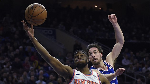 Emmanuel Mudiay (vlevo) z New Yorku zakonuje na ko Philadelphie kolem T. J: McConnella.