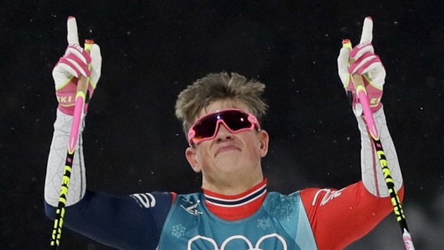 Johannes Hsflot Klaebo z Norska po triumfu v jednom ze sprint na olympid v...