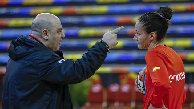 panlsk basketbalistka Laia Palauov v debat s trenrem Lucasem Mondelem.