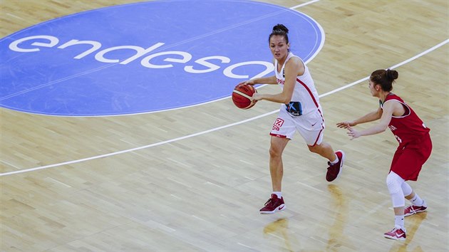 panlsk basketbalistka Laia Palauov (vlevo) v utkn s Bulharskem