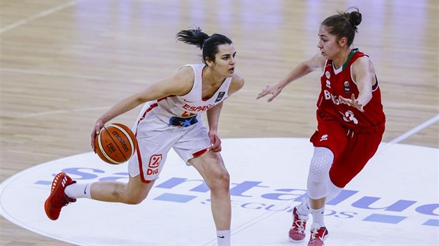 panlsk basketbalistka Leticia Romerov (vlevo) v utkn s Bulharskem