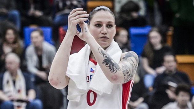 esk basketbalistka Renta Bezinov se raduje po poveden reprezentan premie.