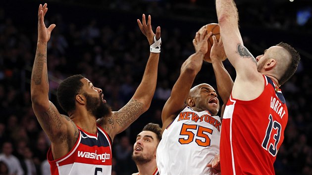 Markieff Morris, Tom Satoransk a Marcin Gortat (zleva) z Washingtonu seveli Jarretta Jacka z New Yorku.