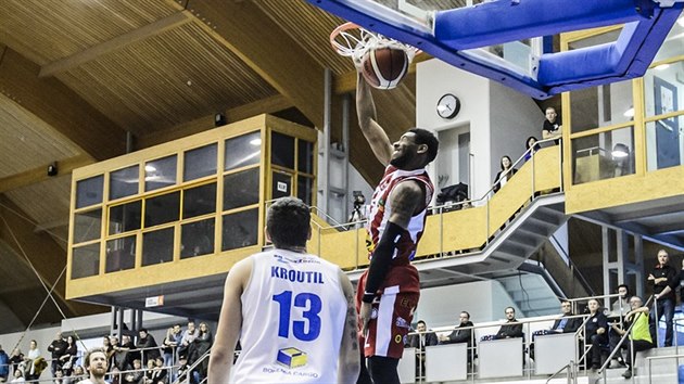 Pardubick basketbalista Brandon Spearman smeuje do dnskho koe, sleduje ho Filip Kroutil.