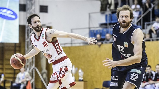 Svitavsk basketbalista Bryan Smithson (vlevo) a Robert Landa z Dna