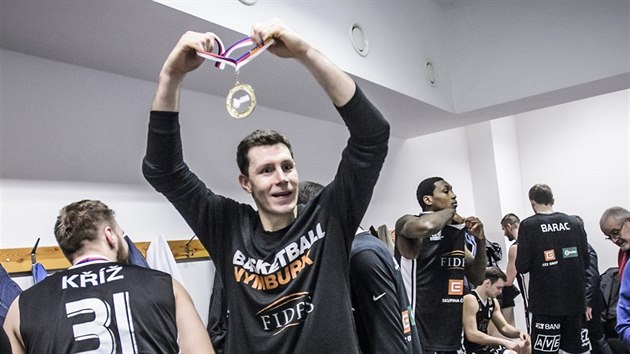 Nymbursk basketbalista Petr Benda se zlatem z eskho pohru