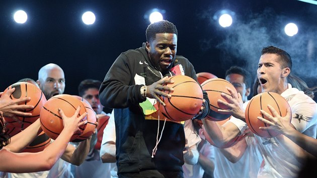 Americk komik Kevin Hart pi svm vystoupen na Utkn hvzd NBA