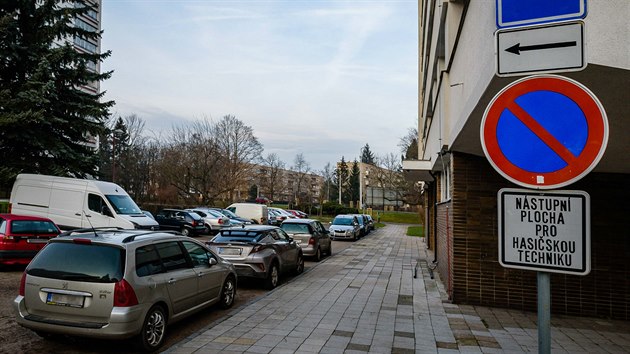 Řidiči v Hradci Králové parkují na zákazu stání, kde má být vyhrazený prostor pro hasiče.