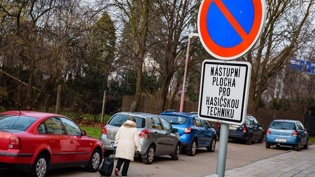 Řidiči v Hradci Králové parkují na zákazu stání, kde má být vyhrazený prostor pro hasiče.