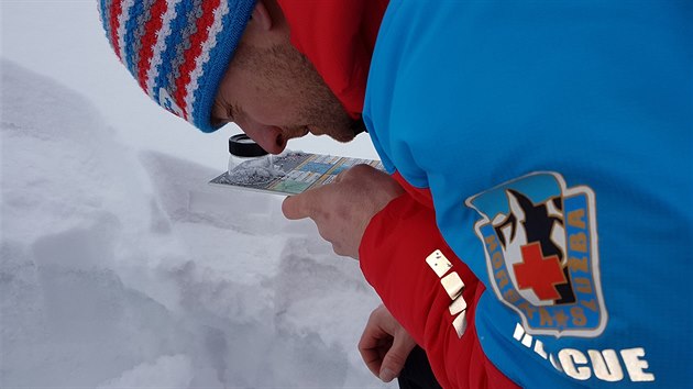 Tvar sněhových krystalů je pro soudržnost vrstev, a tedy i lavinové nebezpečí klíčový. Jednotlivé vrstvy sněhového profilu Jan Doubek zkoumá lupou.
