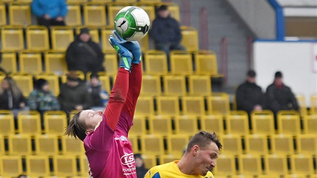 Teplice se v generlce ped jarn st fotbalov prvn ligy stetly s druholigovm Tborskem. Na snmku brank Michal Toma zasahuje ped Michalem Jebkem vpravo.