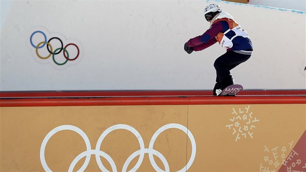 NA RAILU. esk snowboardistka rka Panochov bhem sv jzdy ve 2. kole slopestyle na olympijskch hrch v jihokorejskm Pchjongchangu.