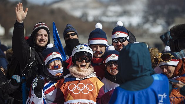 SR. esk snowboardistka rka Panochov se fot s fanouky pi olympijskm finle ve slopestylu v jihokorejskm Pchjongchangu.