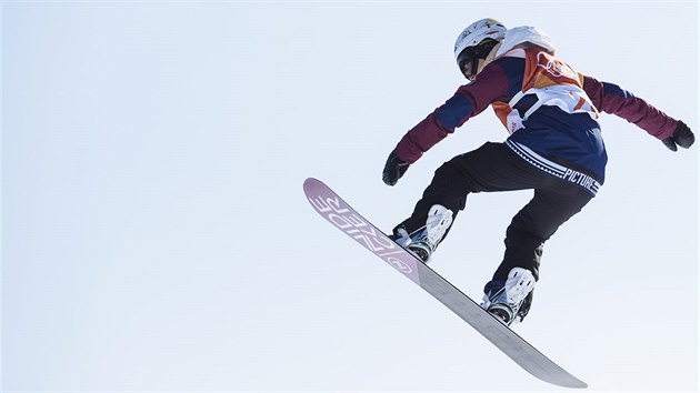 ZA LETU. esk snowboardistka rka Panochov v akci bhem olympijskho finle...