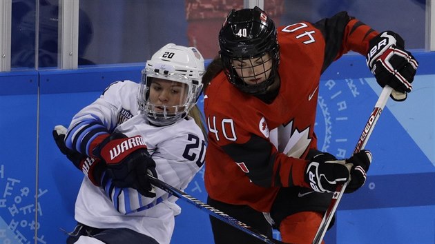 Hannah Brandtov z USA (vlevo) bojuje o puk s Kanaankou  Blayre Turnbullovou v hokejovm utkn na olympijskch hrch.