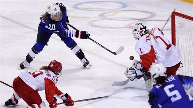 Rusk glmanka Valerija Tarakanovov (vpravo) chyt stelu Amerianky Hannah Brandtov (vlevo v modrm) v utkn olympijskho hokejovho turnaje en.