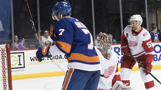 Překonaný brankář Detroitu Petr Mrázek v duelu proti NY Islanders.