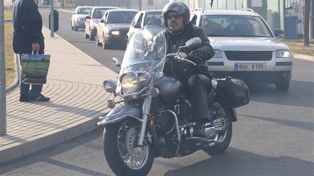 Jeden z účastníků spanilé jízdy motorek na počest zavražděného mladíka v Bitozevsi.