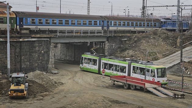 Jižnímu železničnímu mostu u hlavního vlakového nádraží v Plzni zbývá posledních pár dní. Čeká ho sešrotování. (9. 2. 2018)