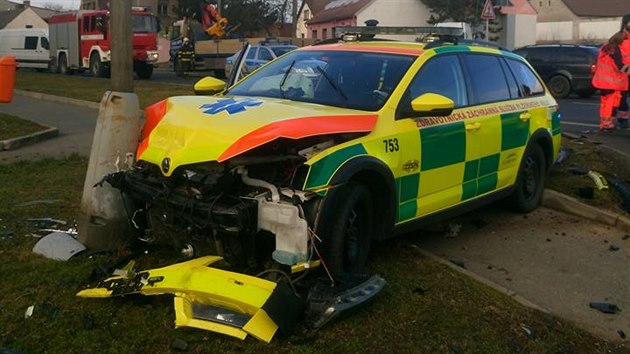 Dnes dopoledne havaroval v Nanech na Plzesku vz zdravotnick zchrann sluby.