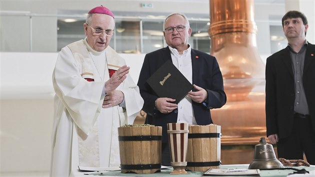 Emeritn biskup Frantiek Radkovsk poehnal surovinm pro speciln velikonon vrku piva Pilsner Urquell. Na snmku spolu se starm sldkem Vclavem Berkou. (13. 2. 2018)