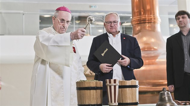 Emeritn biskup Frantiek Radkovsk poehnal surovinm pro speciln velikonon vrku piva Pilsner Urquell. Na snmku spolu se starm sldkem Vclavem Berkou. (13. 2. 2018)