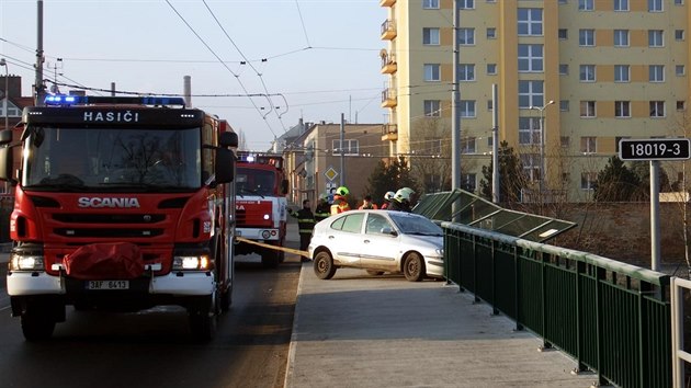 Osmatřicetiletá řidička dnes ráno havarovala na mostě přes železniční trať v Plzni. Nehoda se obešla bez zranění.