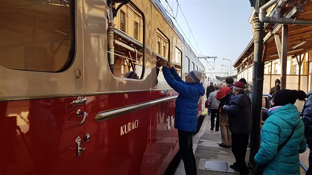 Legendrn eskoslovensk motorov vlak znm pod pezdvkou Stbrn p pijel dnes poprv po rozshl renovaci na plzesk hlavn vlakov ndra. (14. 2. 2018)