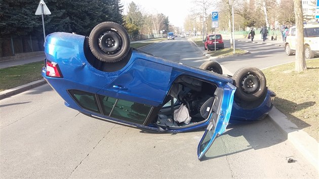 Dvaatřicetiletá řidička se plně nevěnovala řízení a s fabií skončila na střeše.