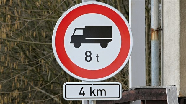 Na silnici z Břas směrem k přívozu v Darové přibylo několik dopravních značek o omezené nosnosti prámu. (15. 2. 2018)