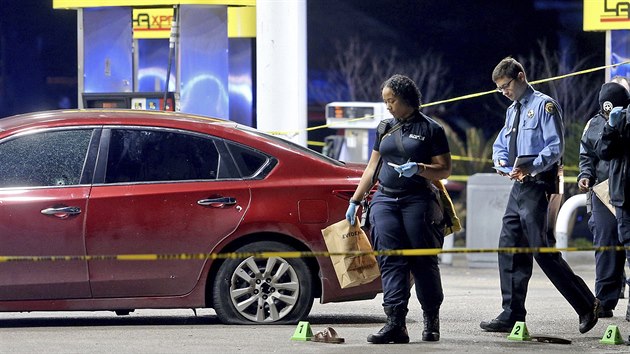 Policie vyetuje stelbu nedaleko masopustnho prvodu v New Orleans. (14. nora 2018)