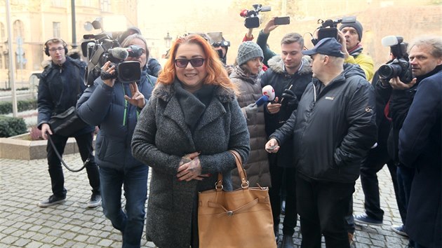 Místopředsedkyně Asociace koncesionářů v taxislužbě Karolína Venclová přichází na jednání s vládou. (14. února 2018)