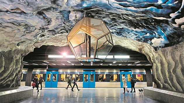 Stockholm: Jakmile cestující sjede eskalátorem do vestibulu většiny stanic stockholmské podzemky, získá pocit, že se ocitl v barevné jeskyni. 