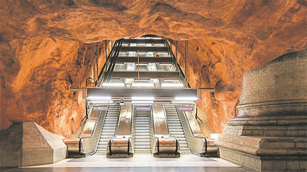 Stockholmské metro je vskutku pozoruhodné. Občas se mu přezdívá Nejdelší světová výstava, protože na výzdobě devadesáti stanic ze sta se podílelo na 150 výtvarníků. 