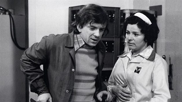 Jaromír Hanzlík a Jiřina Švorcová v seriálu Žena za pultem (1977)