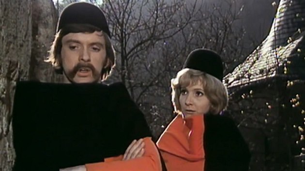 Jaromír Hanzlík a Daniela Kolářová ve filmu Noc na Karlštejně (1973)